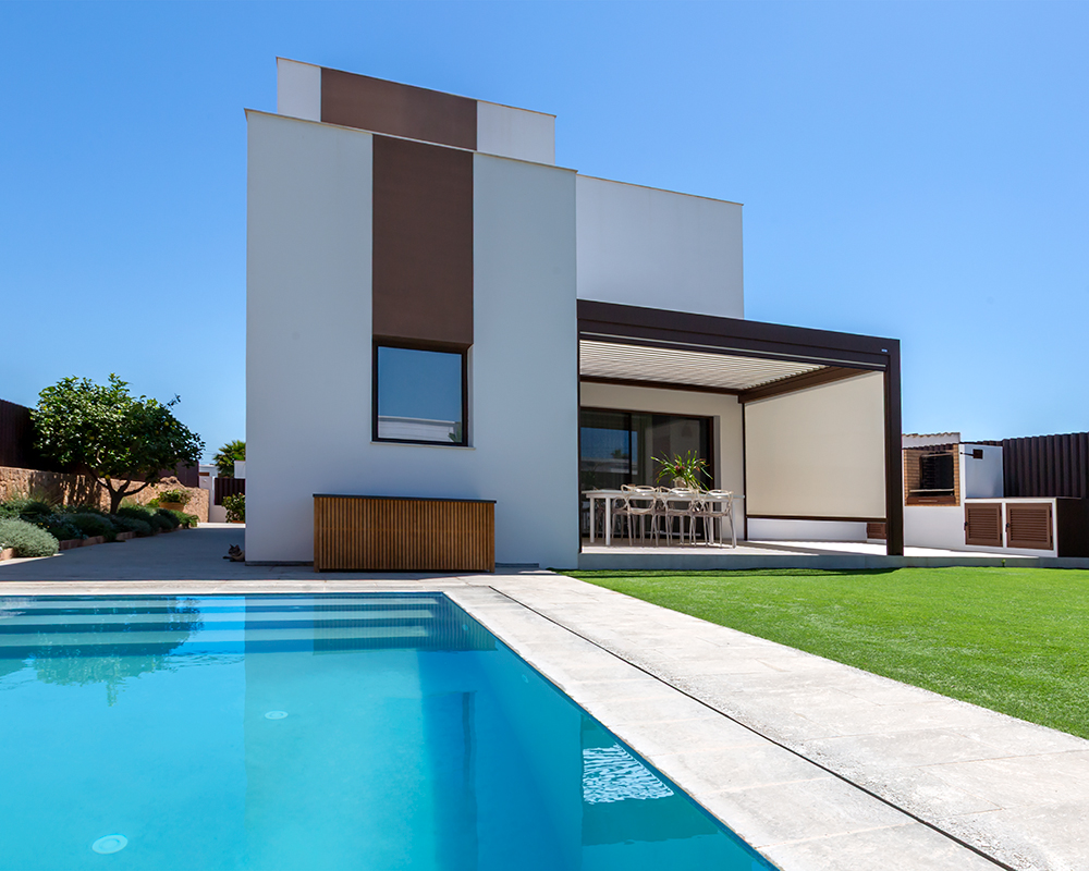 Pérgola Bioclimática y Wind Screen para un comedor exterior confortable y protegido