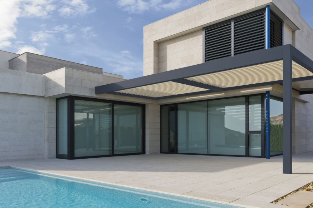 Pérgola protegiendo terraza en chalet unifamiliar