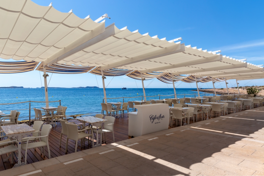 Tende da sole Aneas per ombreggiare il mitico Café del Mar di Ibiza