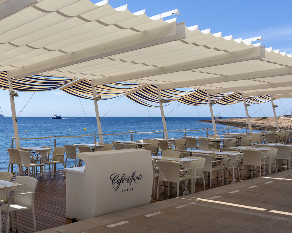 Toldos Aneas para sombrear o mítico Café del Mar em Ibiza