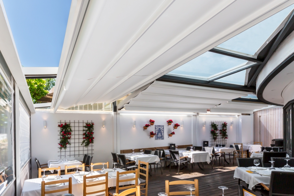 Five Fúlvia Pergolas protect the courtyard of La Taberna Bienmesabe