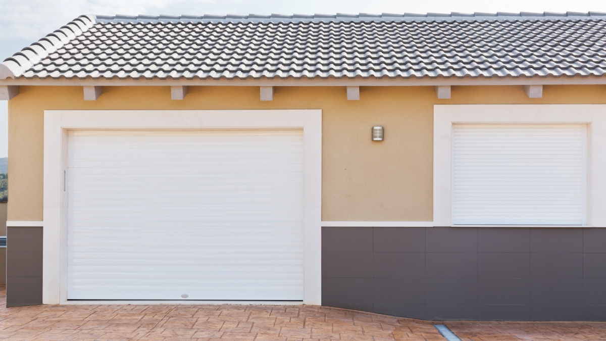 PS-78 slats installed in the access to a single-family house in the countryside