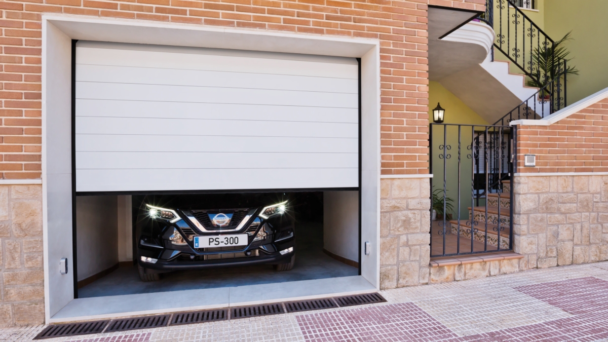 Porta sezionale PS-300 installata in un garage