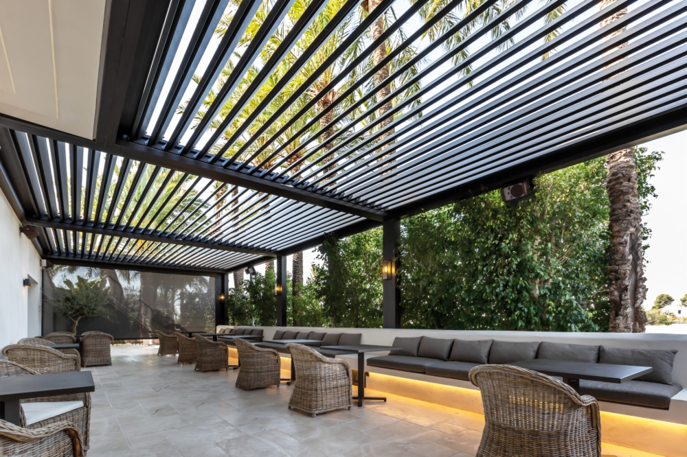 Bioclimatic pergola installed in restaurant in Elche