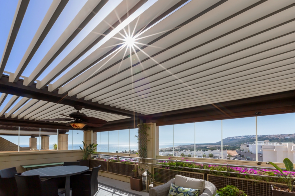 Système de protection solaire et lumière naturelle pour revitaliser une terrasse avec vue sur la mer