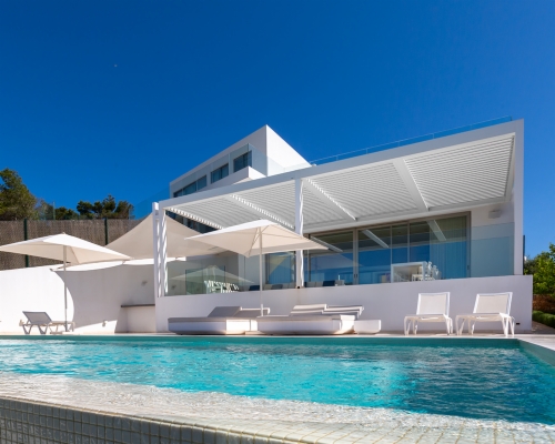 Pérgola bioclimática P-150 duplex: conforto, design e sombra para um complexo residencial em Ibiza