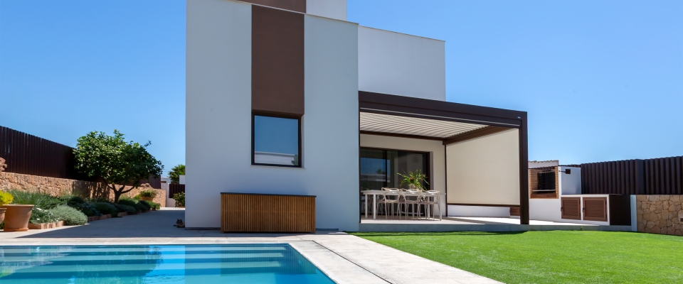 Pérgola bioclimática e para-brisas para uma área de refeições ao ar livre confortável e protegida.