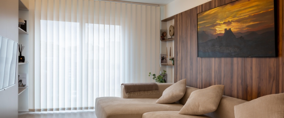 Cortinas verticais para ganhar luz, privacidade e bem-estar