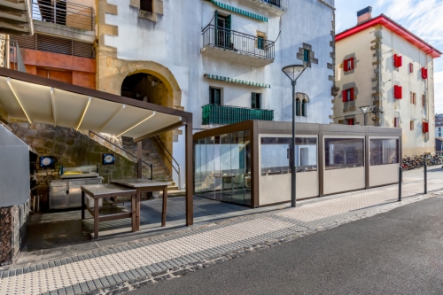 Les pergolas bioclimatiques Saxun apportent plus de confort à la terrasse du légendaire restaurant Xixario à Orio