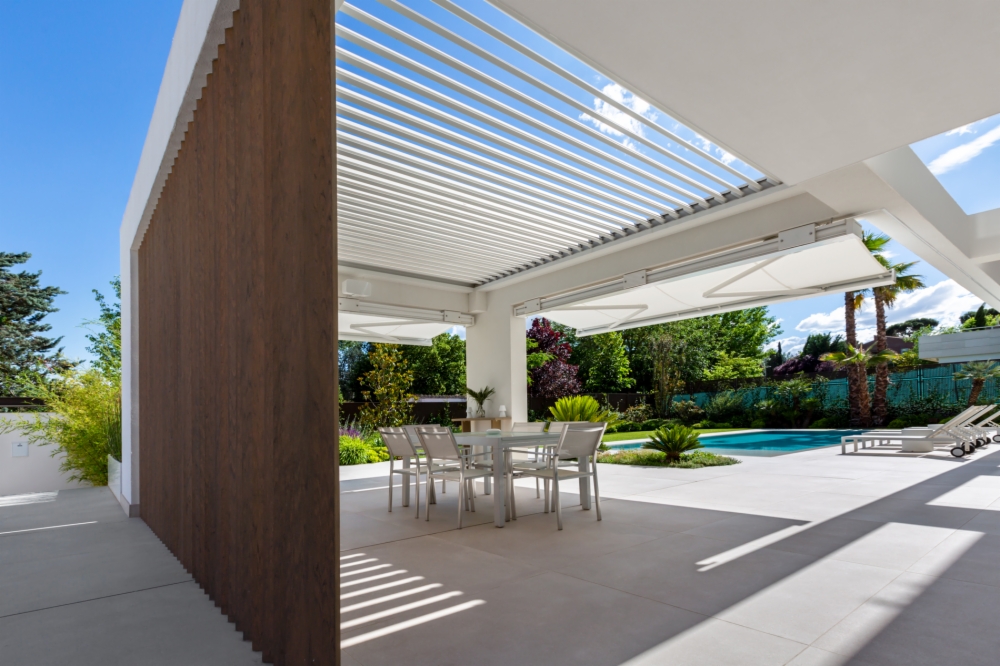 Pergolas and awnings in harmony with the environment