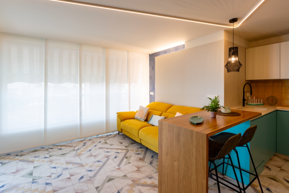 Renueva tu apartamento en la playa con nuestros elegantes estores y soluciones de control solar