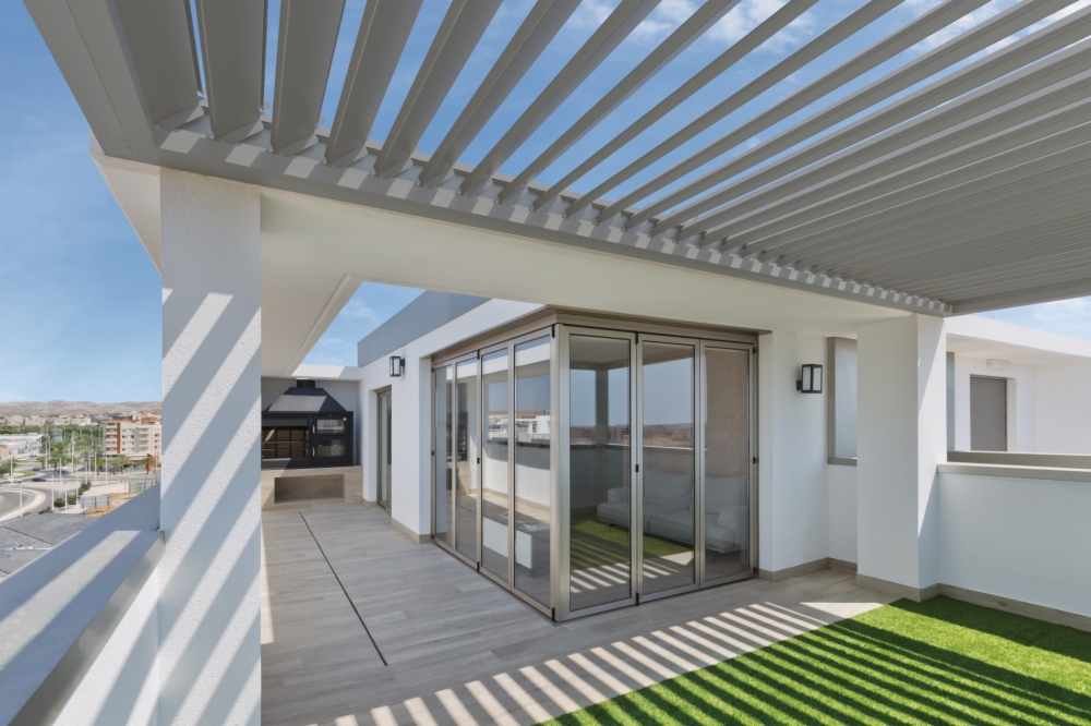 Pérgola instalada en terraza de ático urbano