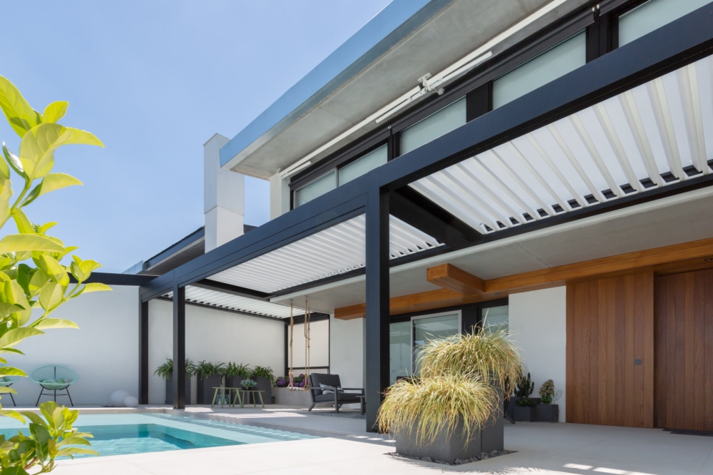 pergola bioclimatica in una casa di montagna