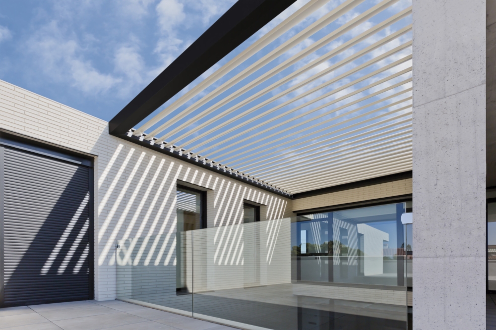 Pérgola instalada en moderna vivienda minimalista