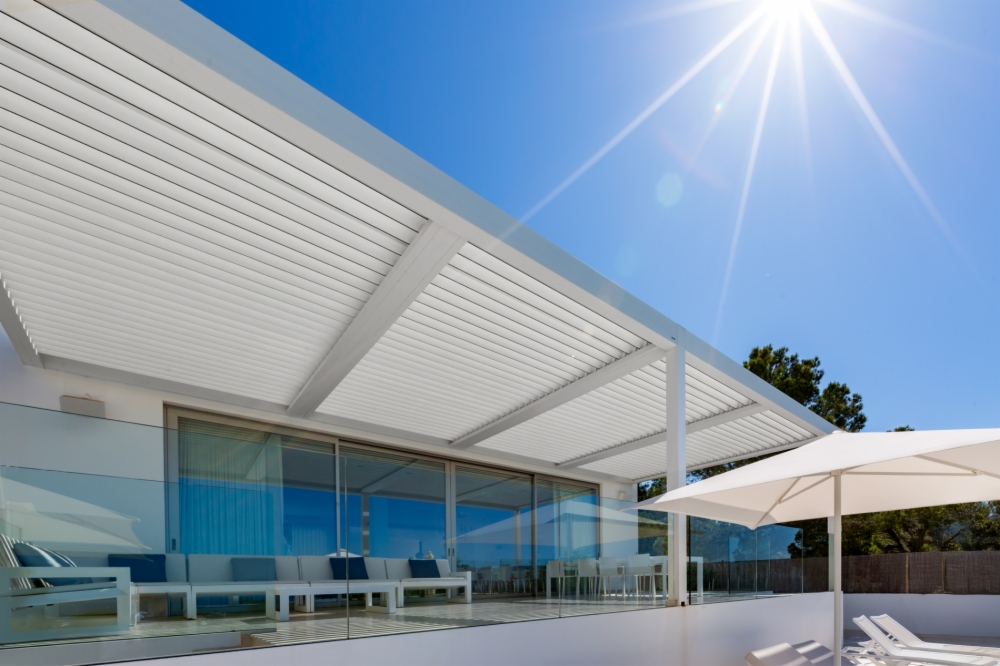 Pérgola Bioclimática P-150 dúplex: confort, diseño y sombra para un residencial en Ibiza