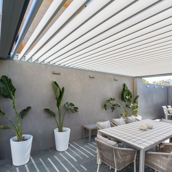 Une pergola bioclimatique installée dans un jardin d'elche