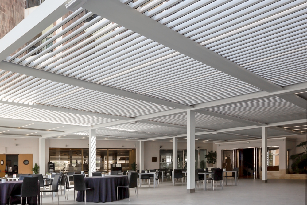 Made-to-measure Saxun bioclimatic pergolas at the Hotel Meliá Alicante