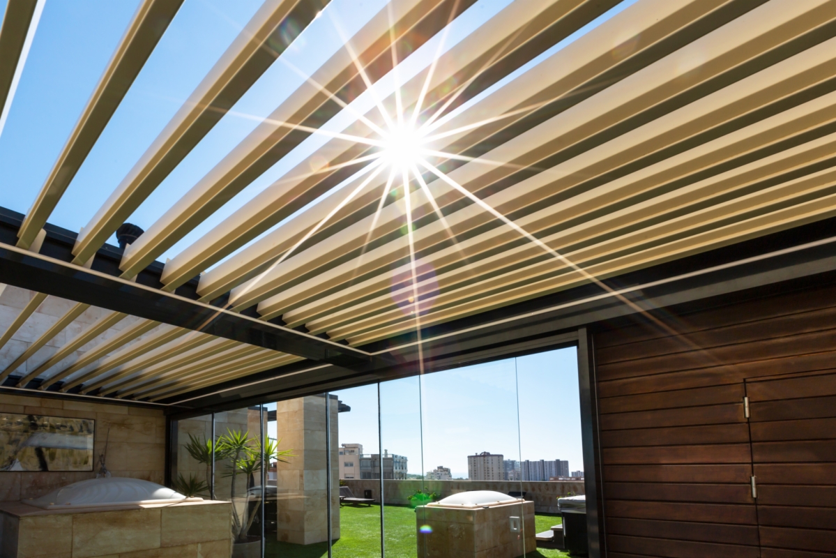 Ático de lujo con pérgola bioclimática y cortinas de cristal