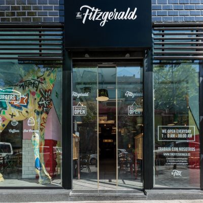 Porta automatica installata al Fitzgerald Burger ad AlicanteI