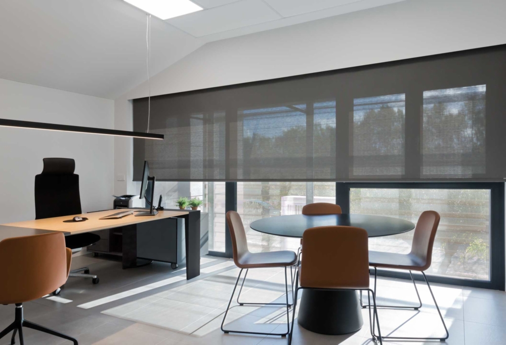 Roller blinds to maintain an ideal temperature in offices