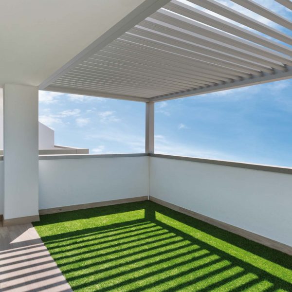 Pergola bioclimatica che protegge la terrazza di un attico di lusso