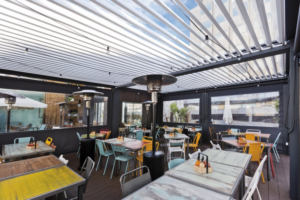 Ristorante urbano protetto da una pergola bioclimatica