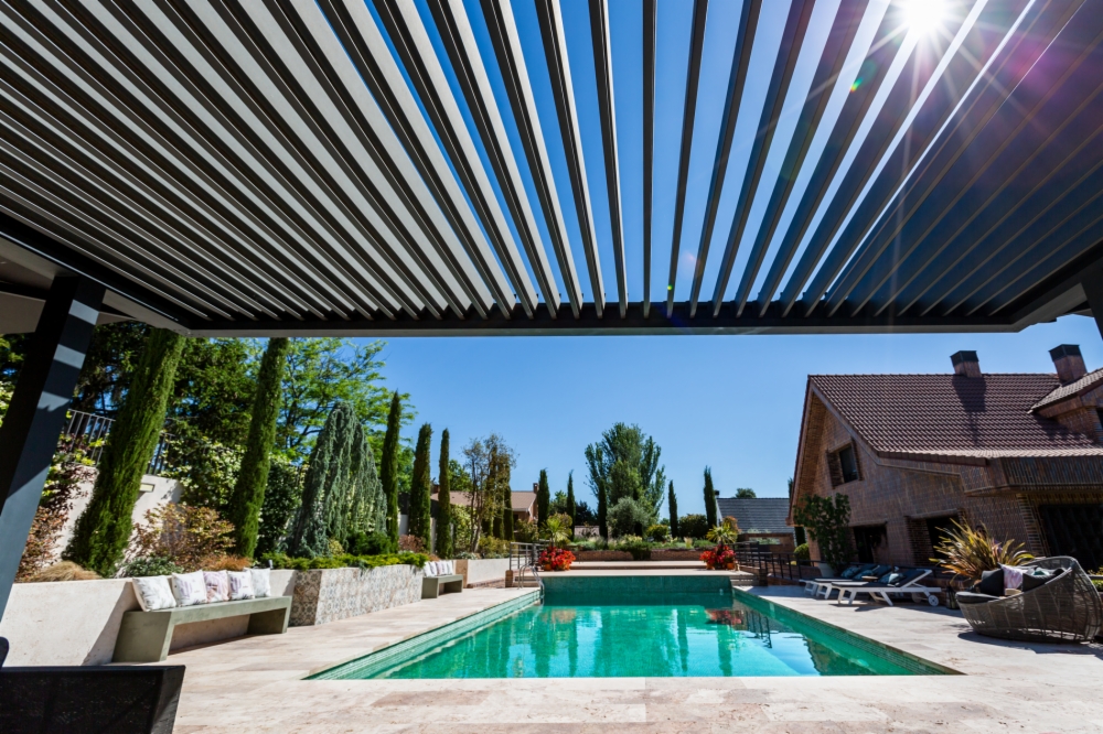 Nuestras Pérgolas Bioclimáticas tienen el poder de ampliar tu vivienda al exterior
