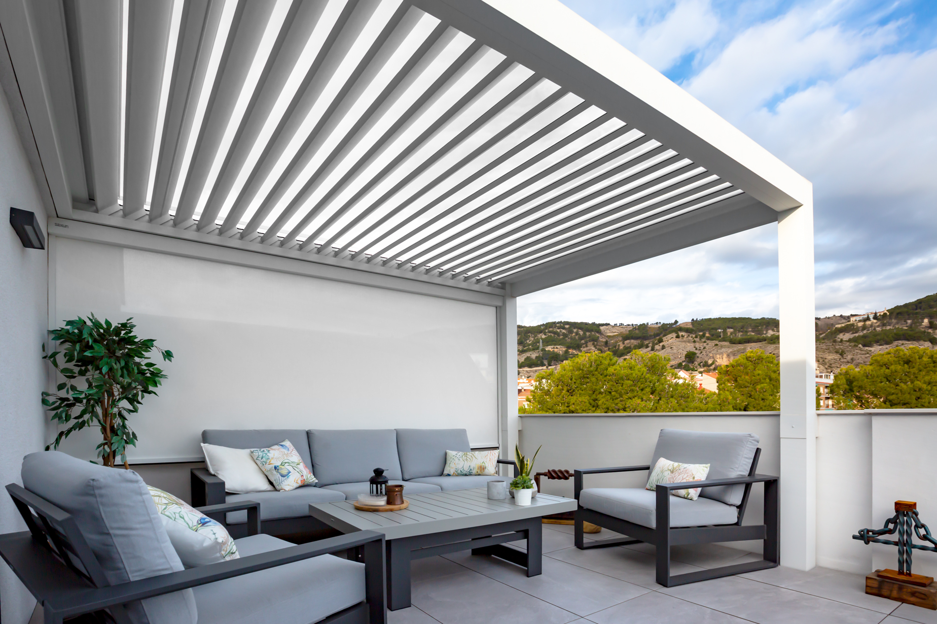 Ático de lujo con pérgola bioclimática y cortinas de cristal