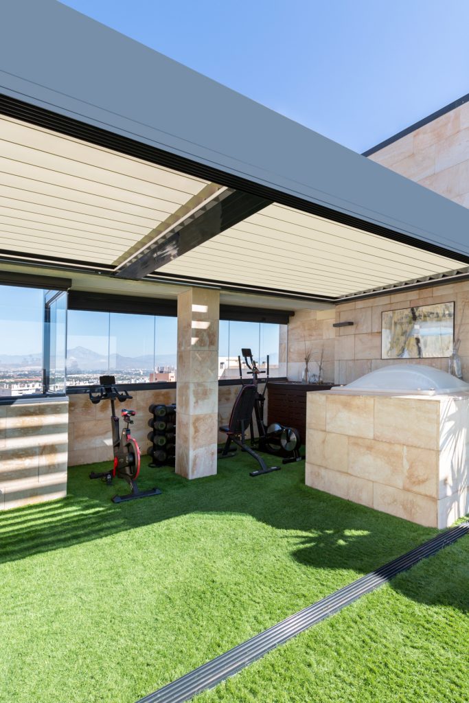 Ático de lujo con pérgola bioclimática y cortinas de cristal